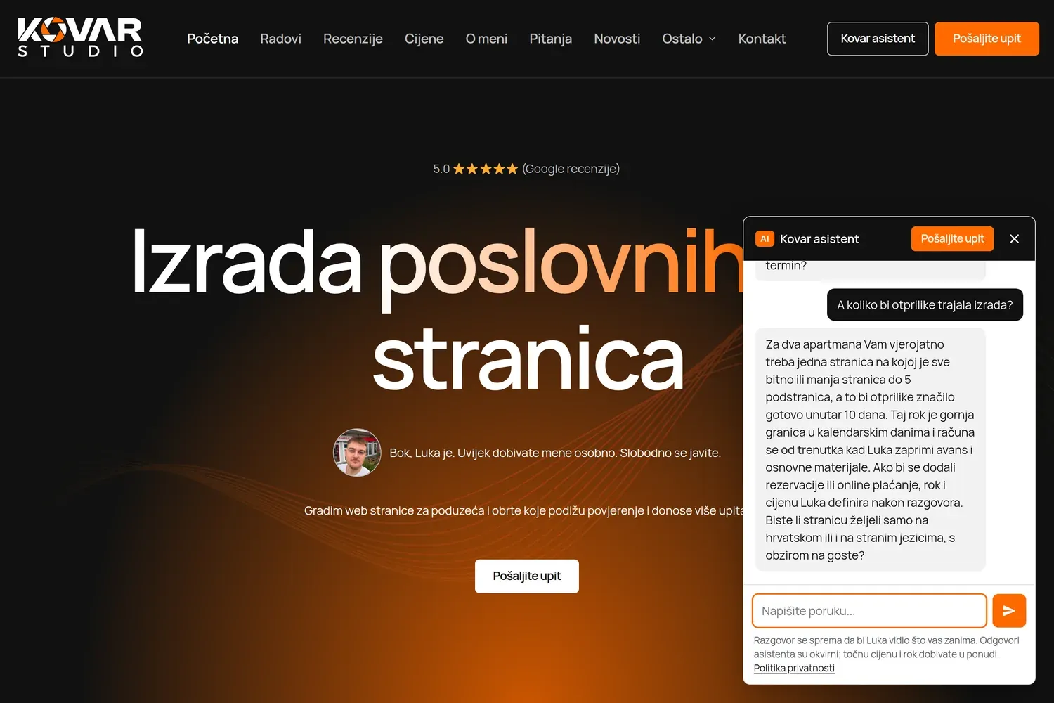 Naslovnica kovarstudio.com s otvorenim panelom Kovar asistenta i razgovorom o izradi stranice za dva apartmana