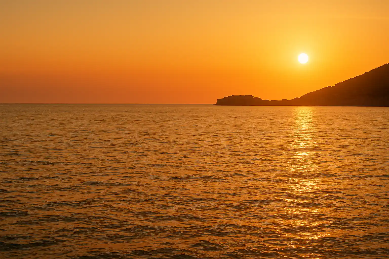 Izrada web stranica Dubrovnik: daleka silueta starog grada nad morem u zlatnom satu