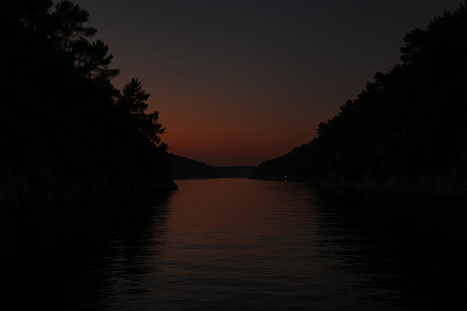 Morski kanal kod Šibenika u sumrak