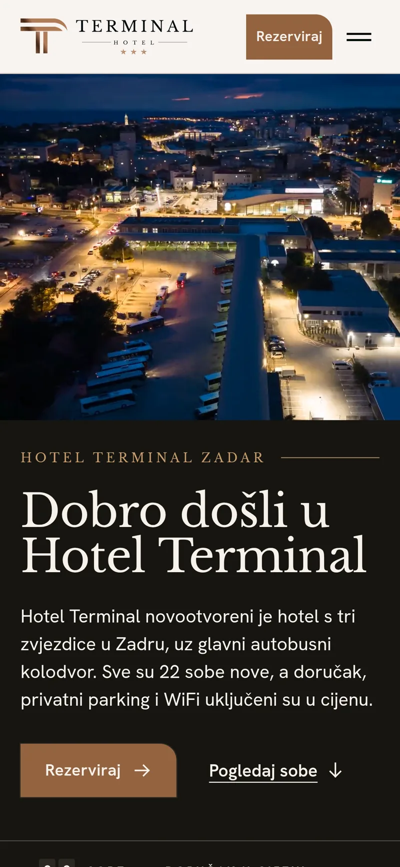 Izrada web stranice Hotel Terminal: mobilni prikaz naslovnice s logotipom hotela, gumbom za rezervaciju i noćnom fotografijom grada iz zraka
