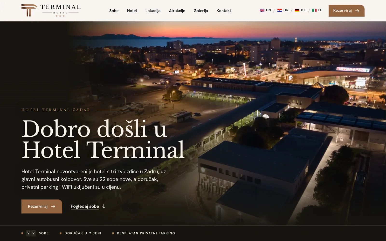 Izrada web stranice Hotel Terminal: naslovnica s noćnom panoramom Zadra i hotelom uz autobusni kolodvor, izbornikom četiri jezika i gumbom za rezervaciju