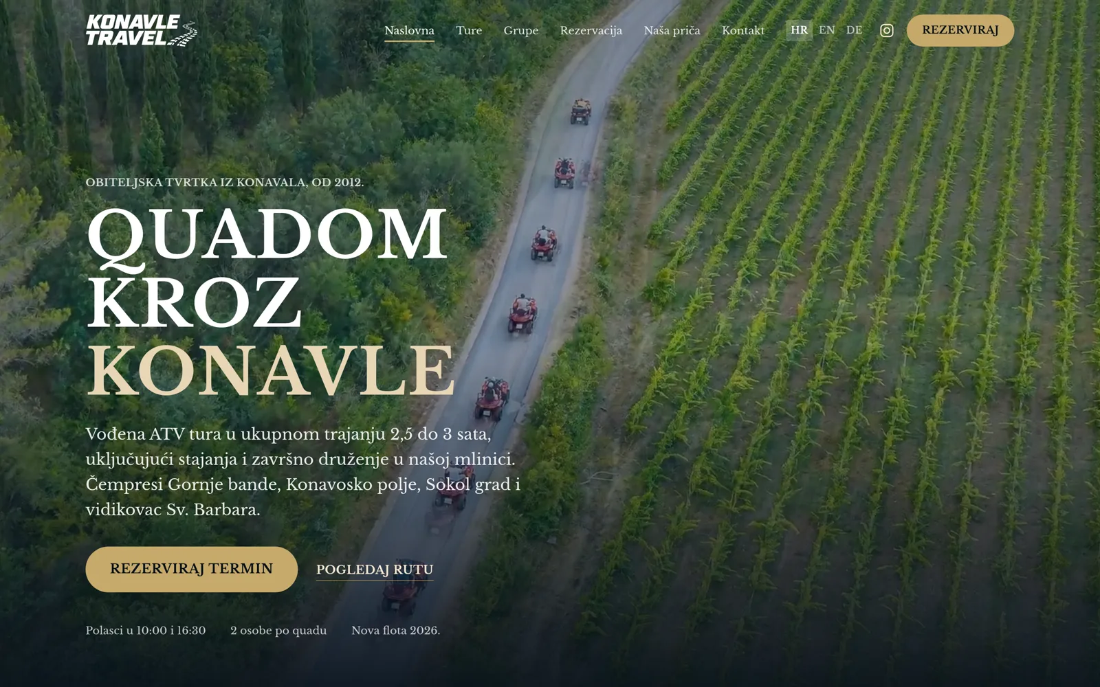Izrada web stranice Konavle Travel: naslovnica s fotografijom kolone quadova iz zraka između vinograda, naslovom i gumbom za rezervaciju termina