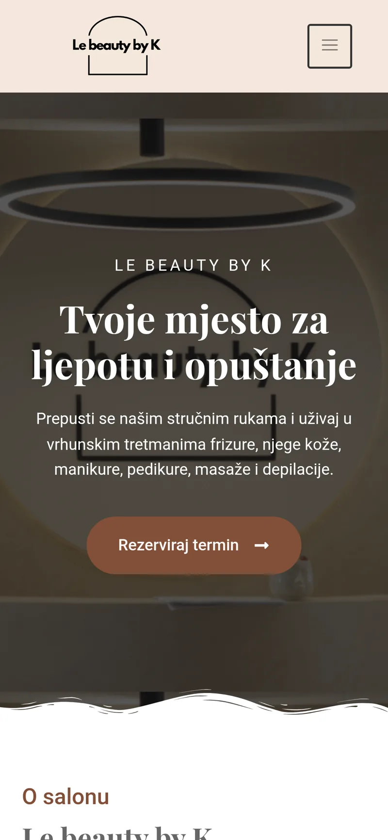 Izrada web stranice Le Beauty by K: mobilni prikaz naslovnice s naslovom o mjestu za ljepotu i opuštanje