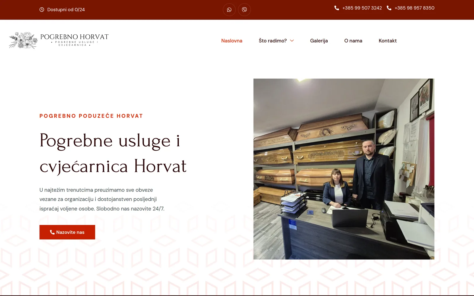 Izrada web stranice Pogrebno Horvat: naslovnica s fotografijom vlasnika u poslovnom prostoru i oznakom dostupnosti od nula do dvadeset četiri