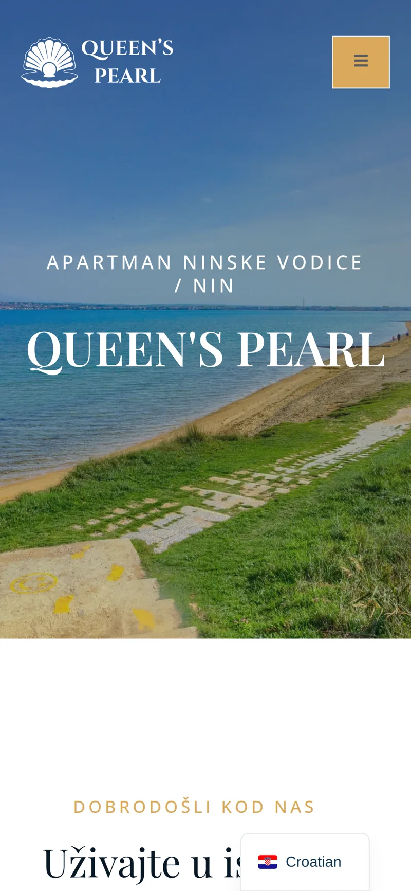Izrada web stranice Queen's Pearl: mobilni prikaz naslovnice s plažom i gumbom Rezerviraj