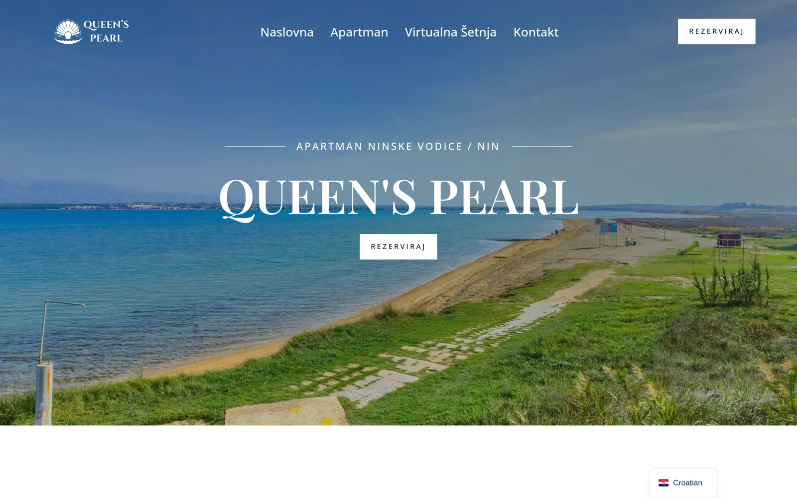 Izrada web stranice Queen's Pearl: naslovnica s panoramom plaže kod Nina i serifnim imenom apartmana