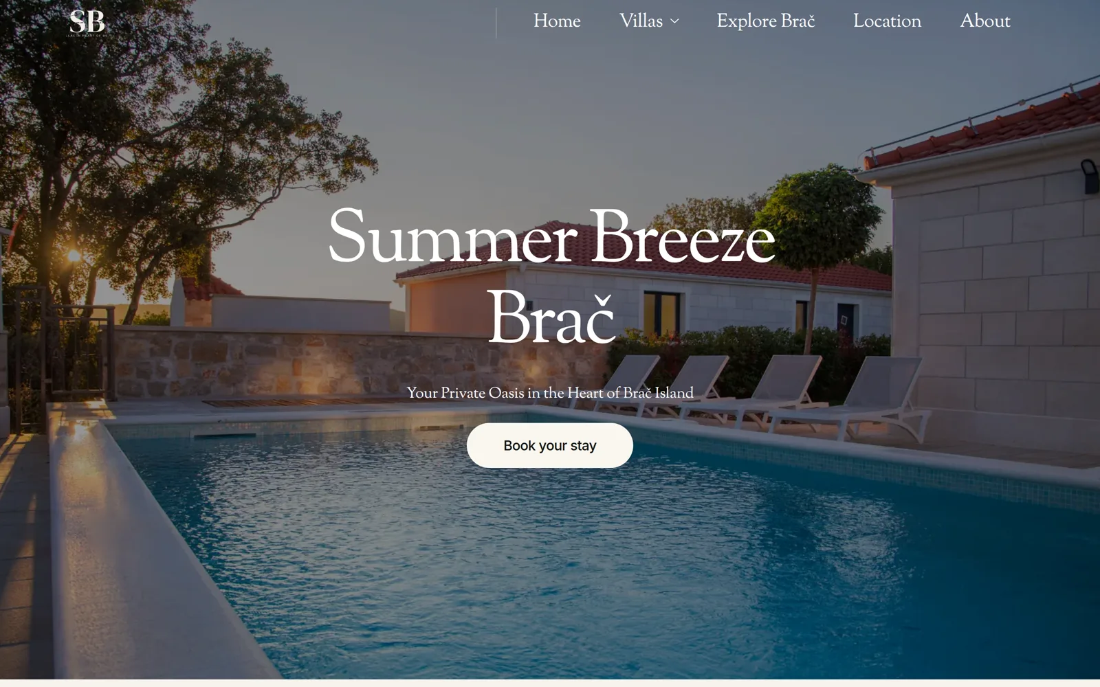 Izrada web stranice Summer Breeze: engleska naslovnica s bazenom u sumrak, ležaljkama i gumbom za rezervaciju